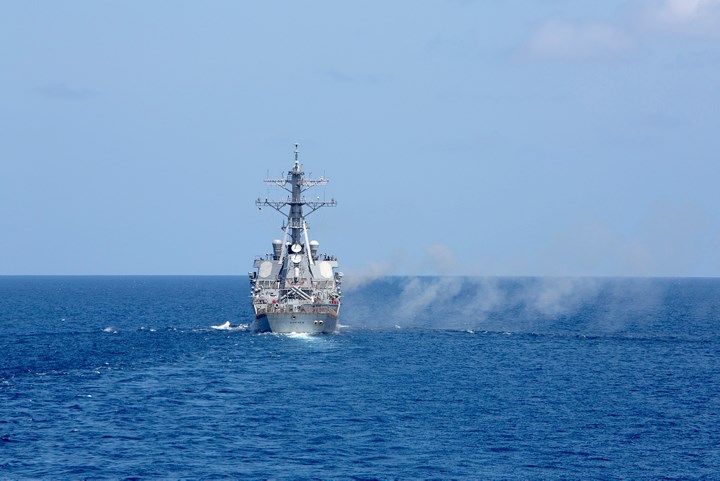 Tàu khu trục Mỹ vừa tiến gần Scarborough làm Trung Quốc nổi giận